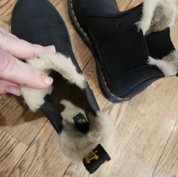 Dr. Martens Chelsea Black Leather Boots with Faux Fur Cream Lining. - Picture 4 of 7